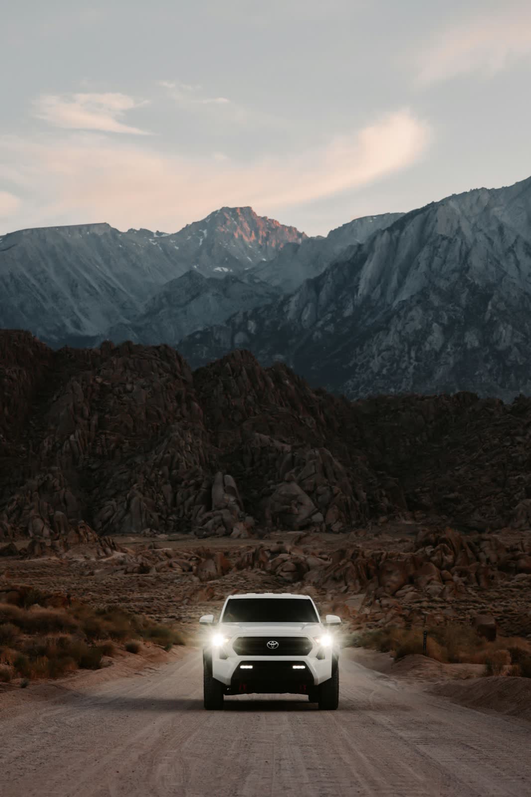 Toyota sur une piste vers les montagnes