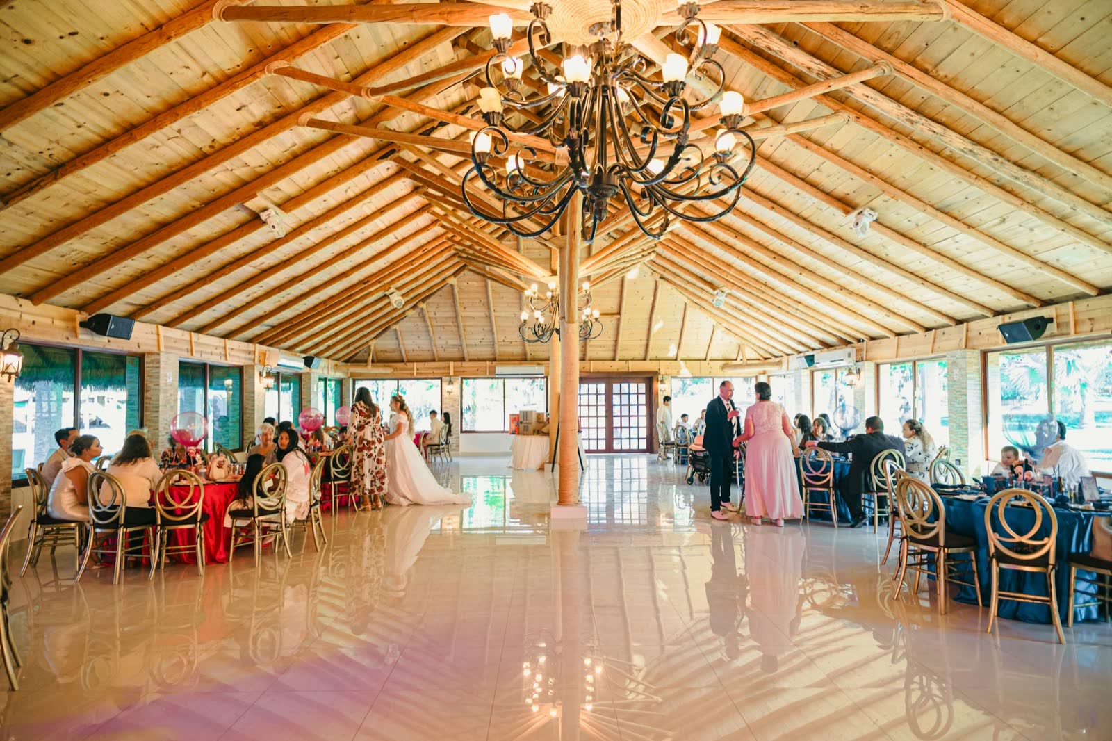 Salle de réception dressée pour un mariage